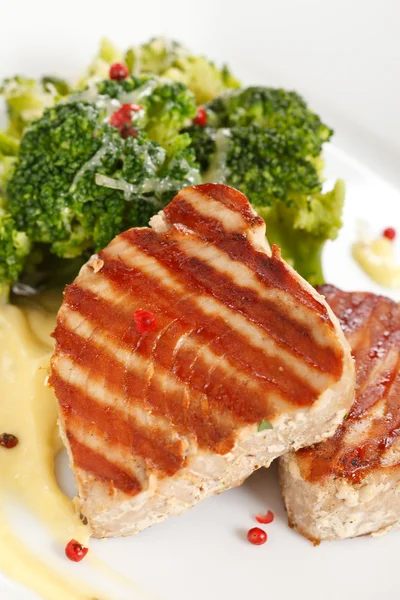 Thunfischsteak mit Brokkoli — Stockfoto