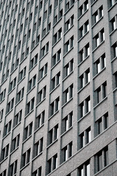 Épület sok ablakkal — Stock Fotó