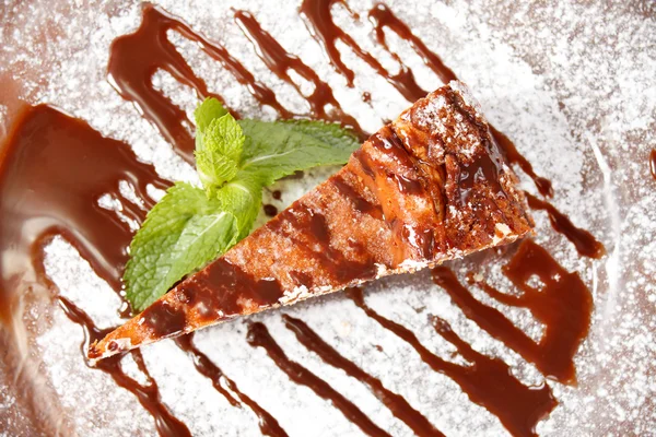 Bolo de queijo com molho de chocolate — Fotografia de Stock