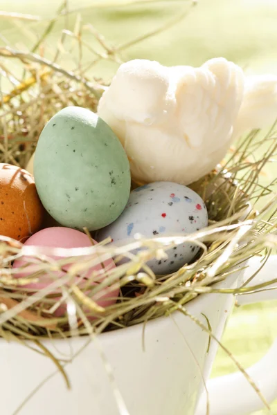 Wielkanoc czekoladowe jajka w gnieździe — Zdjęcie stockowe