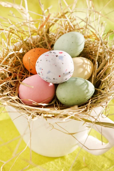Wielkanoc czekoladowe jajka w gnieździe — Zdjęcie stockowe