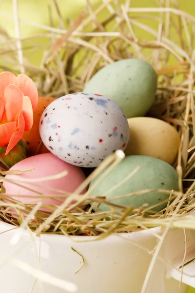 Пасхальные шоколадные яйца в гнезде — стоковое фото