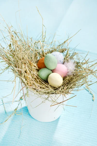 둥지에서 부활절 초콜릿 달걀 — 스톡 사진