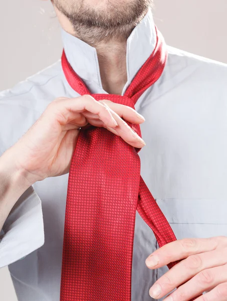 男人调整领带 — 图库照片