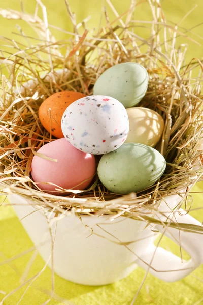 Uova di cioccolato pasquali nel nido — Foto Stock