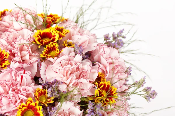 Schöne Blumen im Korb — Stockfoto