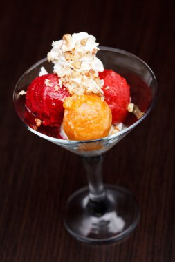 vanilyalı dondurma ile meyve püresi