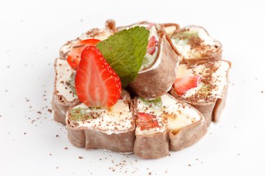 tiramisu suşi roll çilek ve nane ile süslenmiş