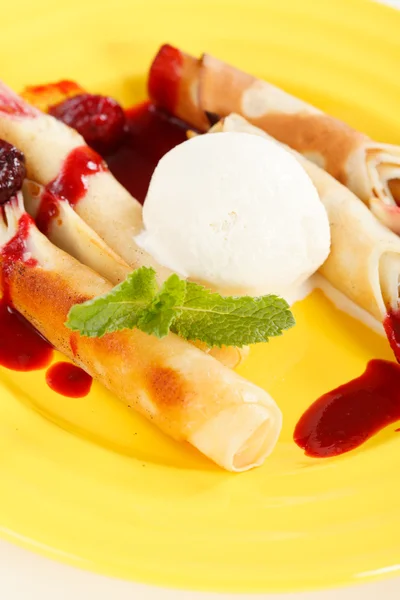 Pancakes with Ice Cream and Sauce — Stock Photo, Image