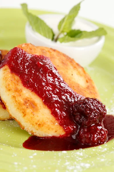 Cheese pancakes with sour cream and jam — Stock Photo, Image