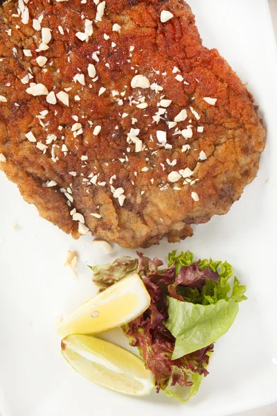 Carne de bife grelhada com salada — Fotografia de Stock