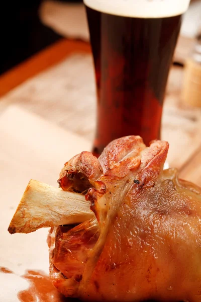 Jarret de porc glacé à la bière — Photo