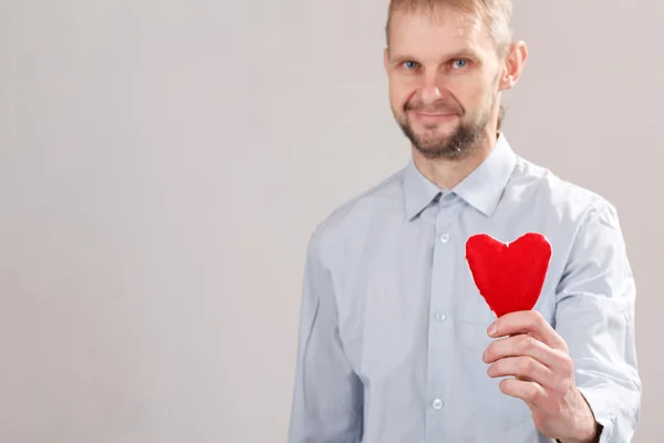 Mann mit rotem Herz — Stockfoto