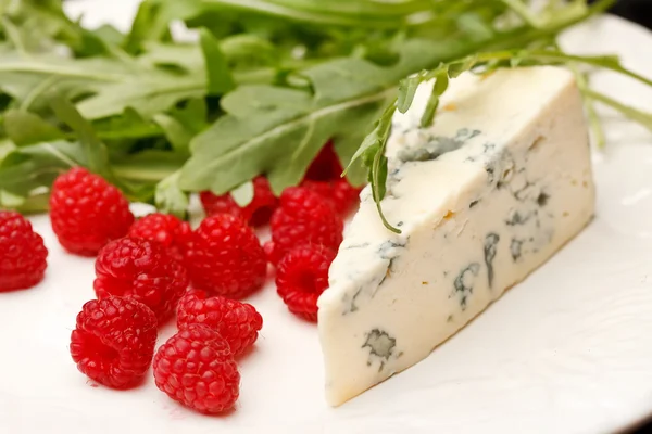 Сыр и малина — стоковое фото