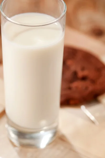 Milch mit Plätzchen — Stockfoto
