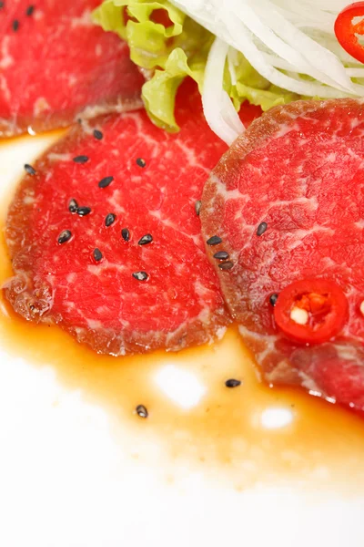 Carpaccio van vlees met Parmezaanse kaas — Stockfoto