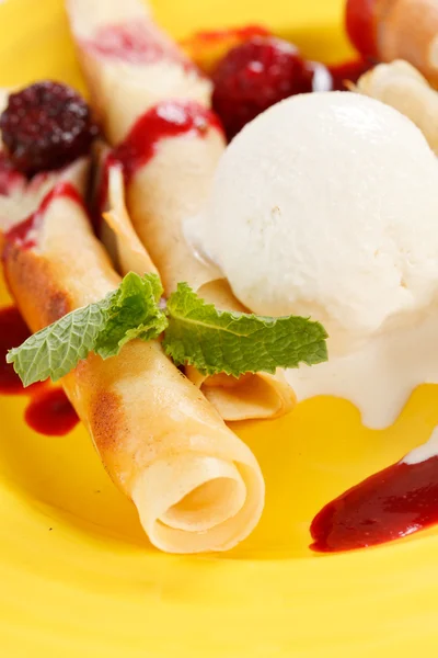 Pannkakor med glass och sås — Stockfoto