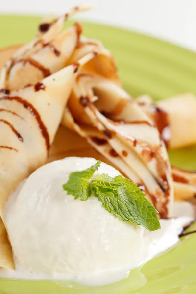 Pancakes with Ice Cream and Sauce — Stock Photo, Image