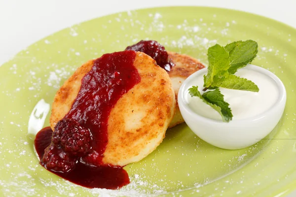 Cheese pancakes with sour cream and jam — Stock Photo, Image