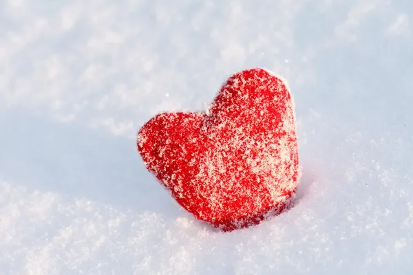 Coeur rouge sur la neige — Photo