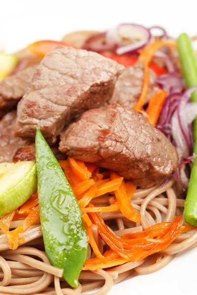 Carne con verdure e tagliatelle — Foto Stock