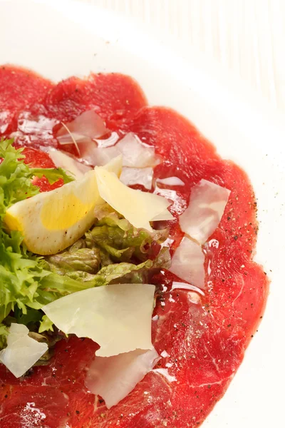 Mięso carpaccio z parmezanem — Zdjęcie stockowe