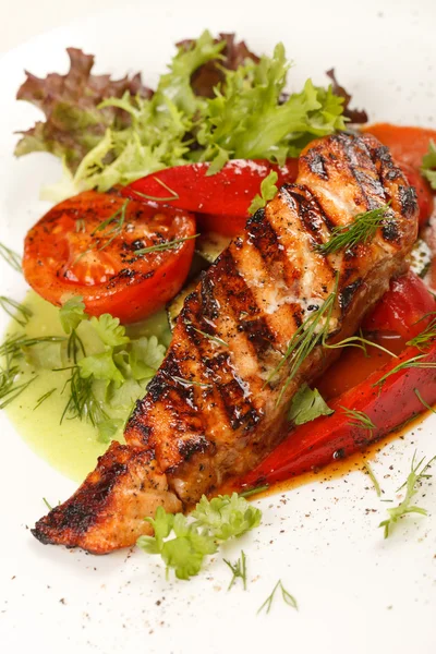Filete de salmón con verduras —  Fotos de Stock