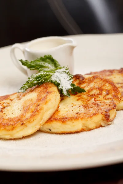 Panqueques de queso con crema agria —  Fotos de Stock