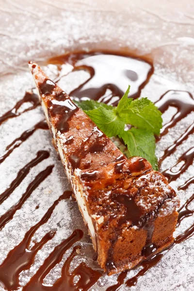 Çikolata soslu Cheesecake — Stok fotoğraf