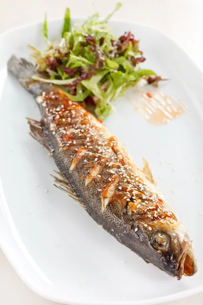 Fried fish with fresh herbs and lemon — Stock Photo, Image