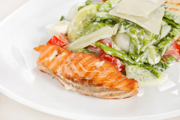 Bistecca di pesce con verdure — Foto Stock