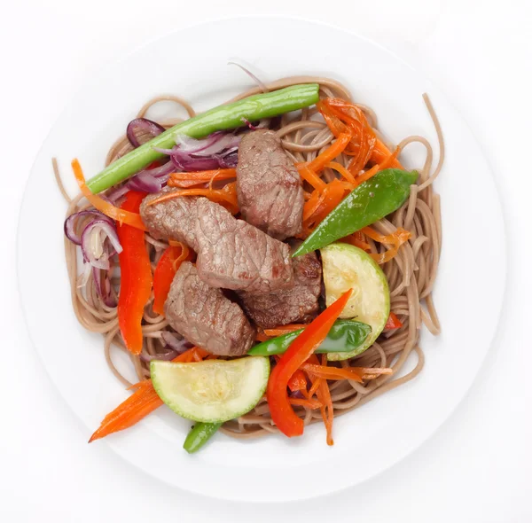 Carne con verdure e tagliatelle — Foto Stock