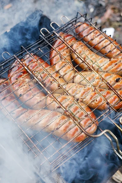 Salsichas quentes no churrasco — Fotografia de Stock