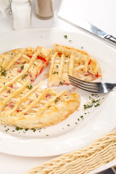 Tasty quiche with cheese and vegetables — Stock Photo, Image