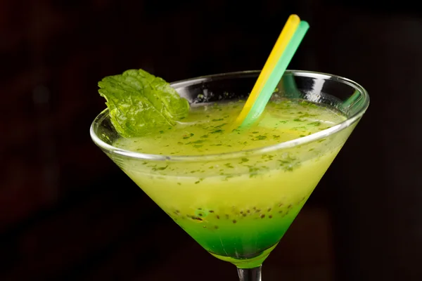 Cocktail mit Kiwi — Stockfoto