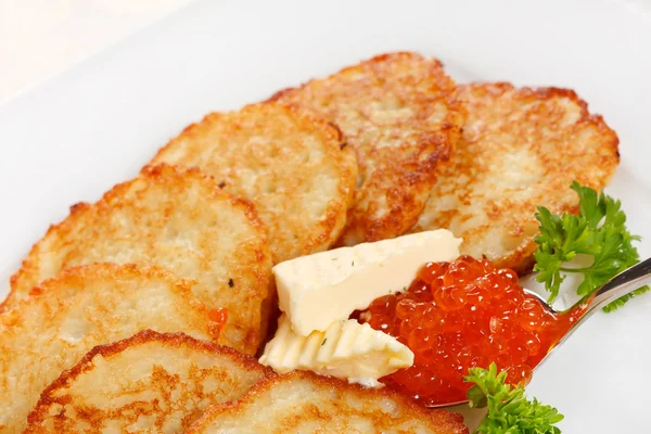 Stekt potatis pannkakor med kaviar — Stockfoto