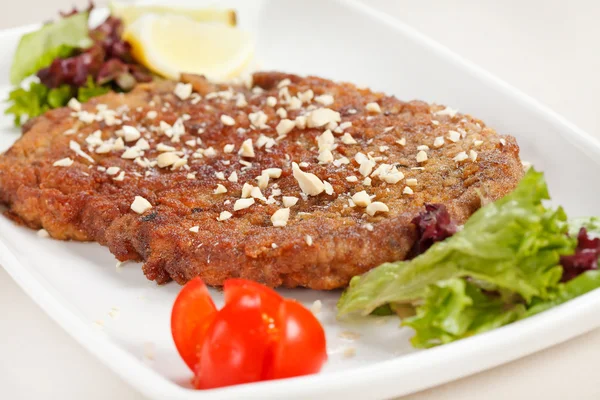 Gegrilltes Steak mit Salat — Stockfoto