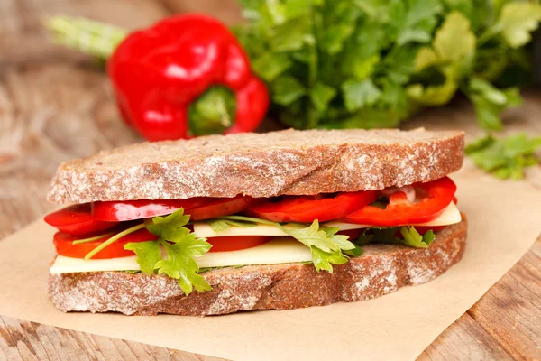 Sanduíche com queijo e legumes — Fotografia de Stock