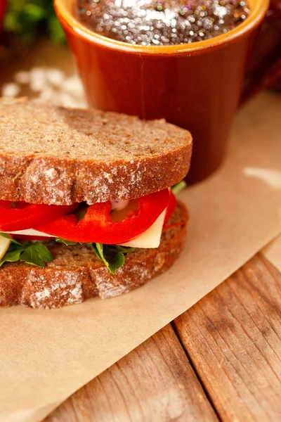Бутерброд з сиром та овочами — стокове фото