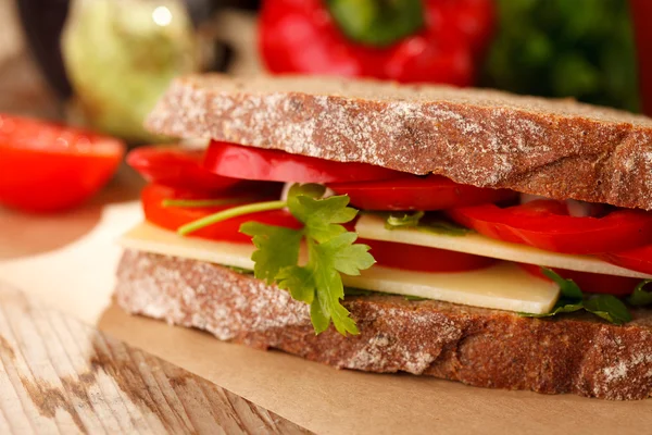 Бутерброд з сиром та овочами — стокове фото