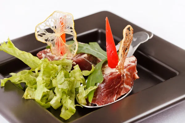 Мясорулеты с салатом — стоковое фото