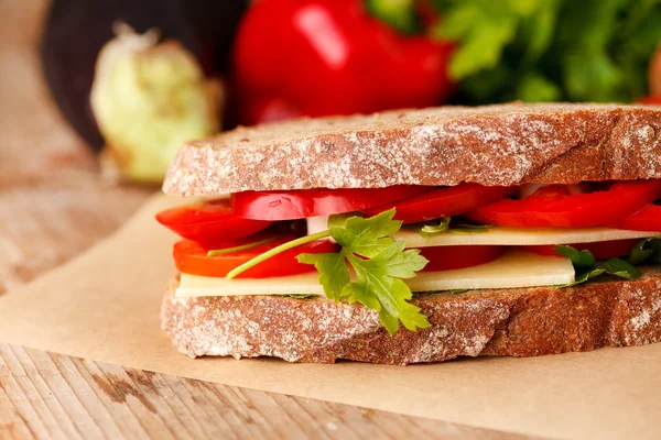 Sandwich mit Käse und Gemüse — Stockfoto