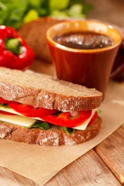 Sándwich con queso y verduras —  Fotos de Stock