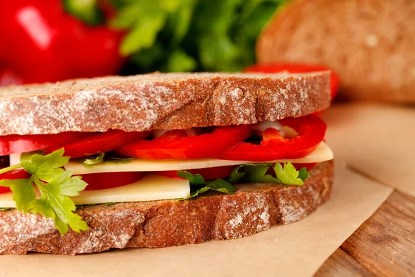Broodje met kaas en groenten — Stockfoto