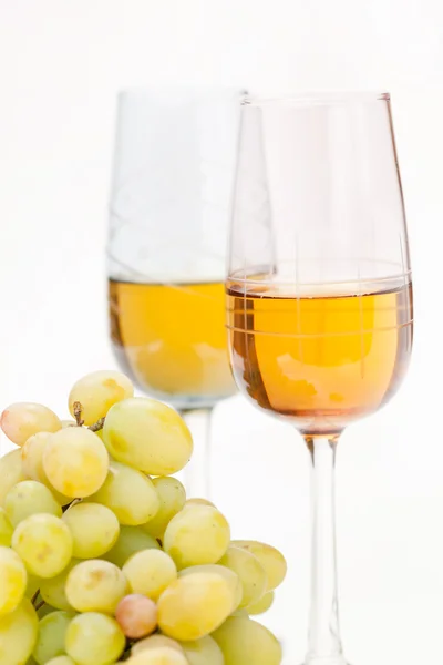 Üzüm ve beyaz şarap ile natürmort — Stok fotoğraf
