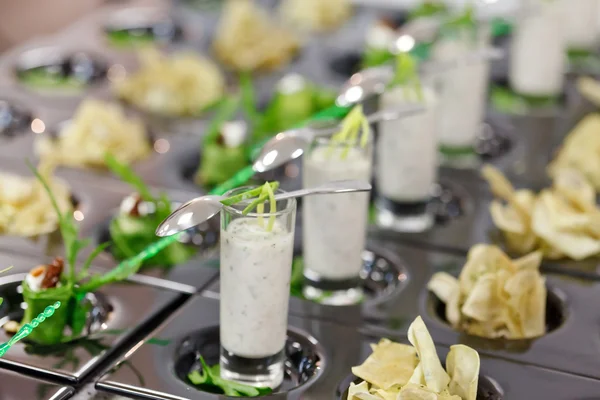 Iogurte grego com rolos de arugula — Fotografia de Stock