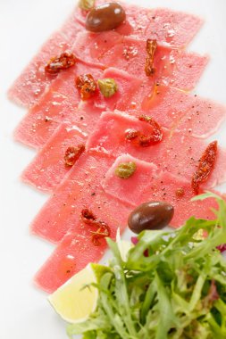 balığı carpaccio ile zeytin ana salata