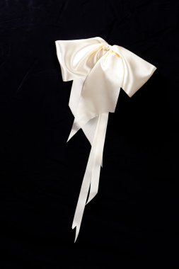 yay ile siyah elbiseli adam