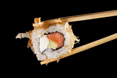 suşi yemek çubukları ile