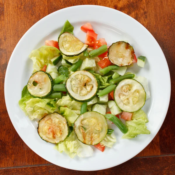 Salada com abobrinha — Fotografia de Stock